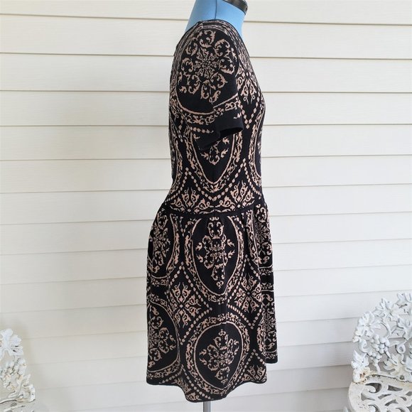 Romeo and Juliet Couture form fitting short sleeve sweater dress - Picture 3 of 8